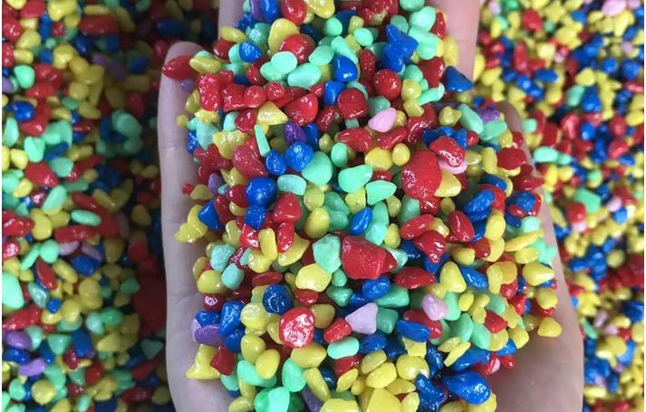 天然彩砂石在魚(yú)缸中不止起到觀賞的效果